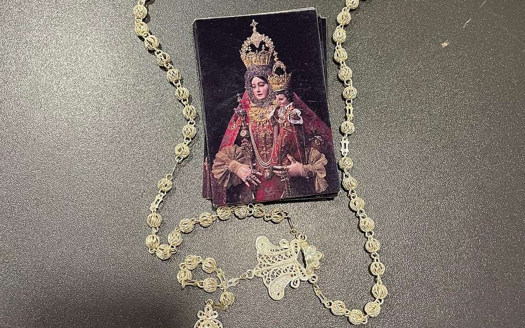 Un rosario de la Virgen de Araceli y estampas para la protección de Ucrania