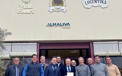 La Cooperativa Olivarera de Lucena dona a la Real Archicofradía de María Santísima de Araceli 3.600 euros