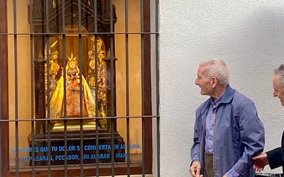 UNA IMAGEN DE LA VIRGEN DE ARACELI PRESIDE EL ALTAR CALLEJERO DE SU CASA MUSEO