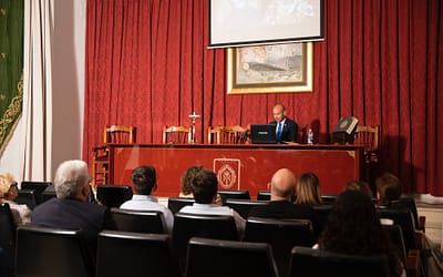 Antonio Ruiz Granados analiza las vestiduras de la Virgen de Araceli